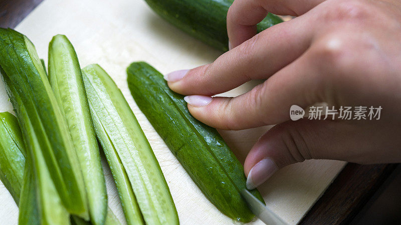 男子准备蔬菜沙拉股票照片