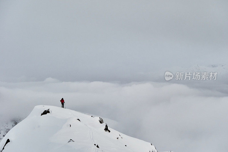 年轻女子在野外滑雪上雪山