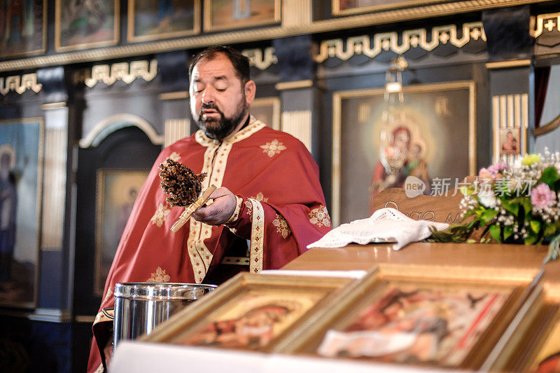 东正教圣水献祭仪式。礼拜期间的牧师