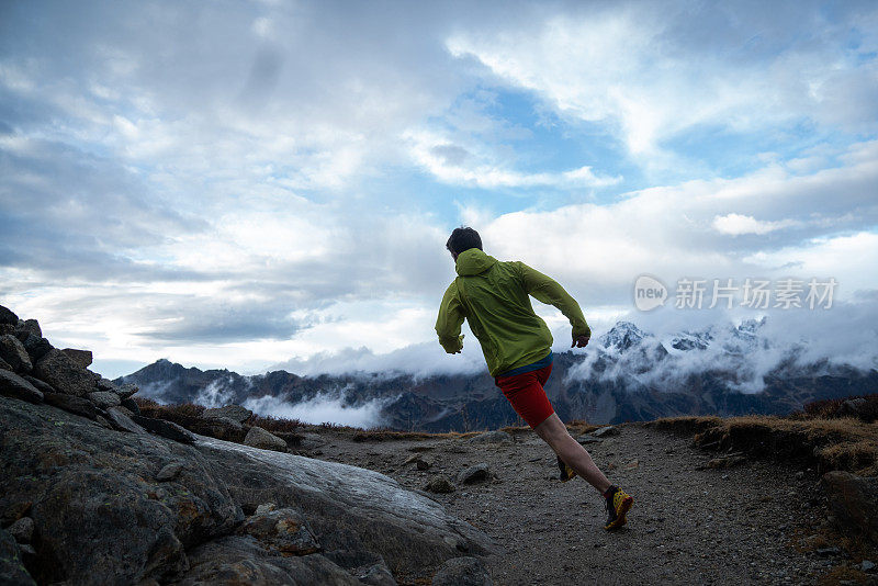 登山运动员蹦蹦跳跳地爬上山径