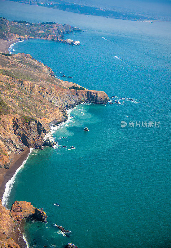 加利福尼亚的海岸线在旧金山地区，在一个晴朗的晴天从直升机鸟瞰。