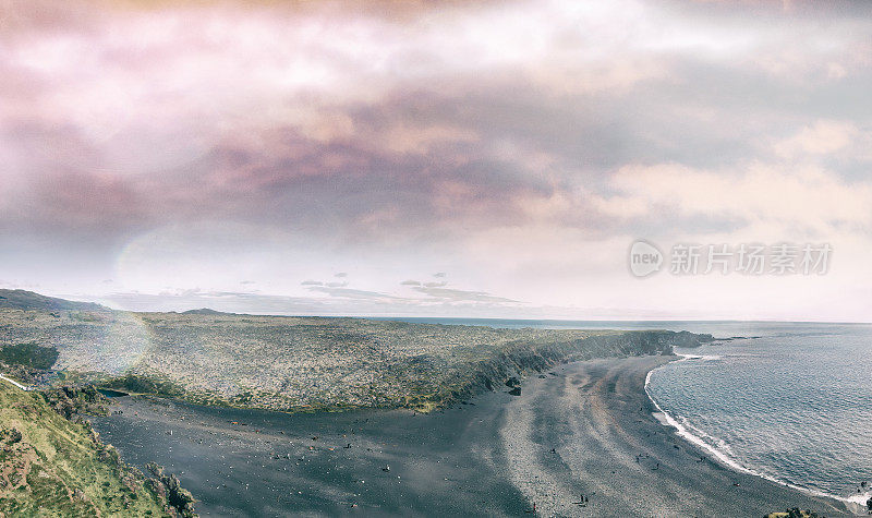 夏季是冰岛的朱帕朗斯山杜尔海岸线。从无人机视角鸟瞰图