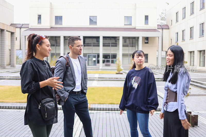 研究生喜欢在大学校园里演讲