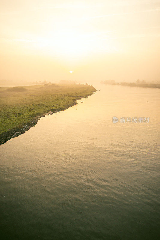 在一个美丽的秋天早晨，伊塞尔河上的日出