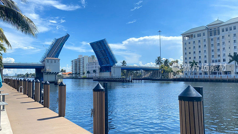 在通过佛罗里达州劳德代尔堡的沿海水道上的一座开放的吊桥