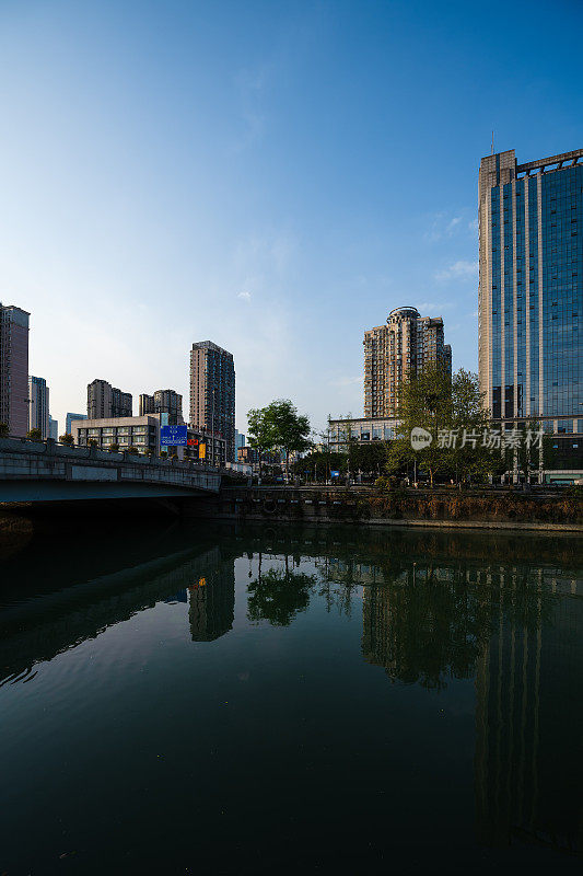 在一个阳光明媚的下午，城市天际线靠近成都廊桥