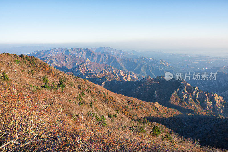 在山顶的早晨