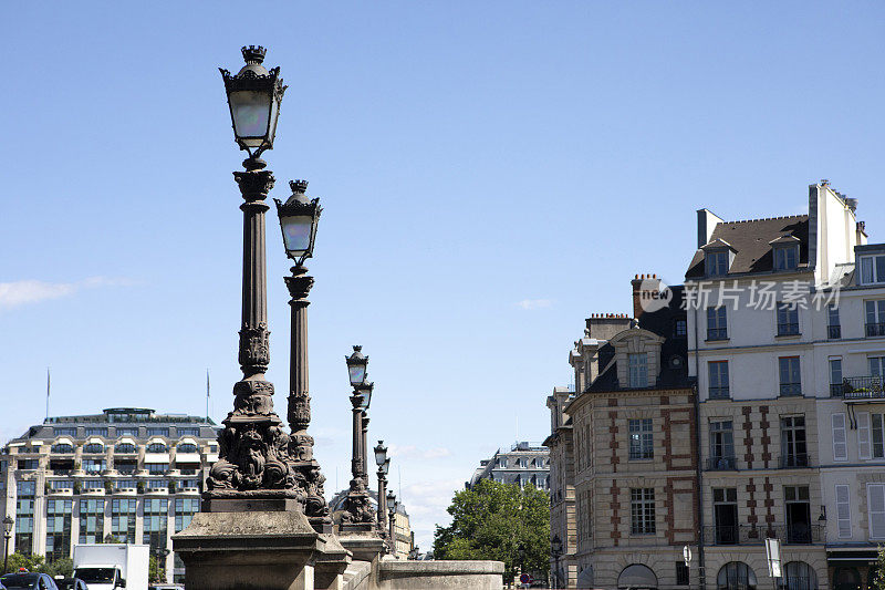 巴黎的复古街灯和传统建筑