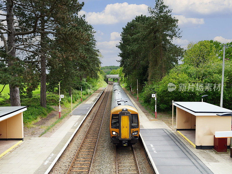 通用柴油动力铁路车站在英国农村。