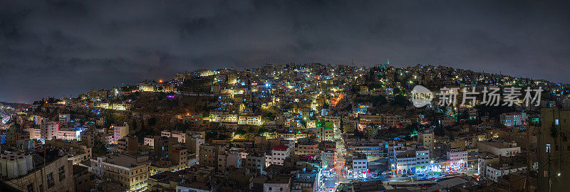 安曼天际线在约旦的夜晚全景视图。约旦首都的市中心建在七座山上