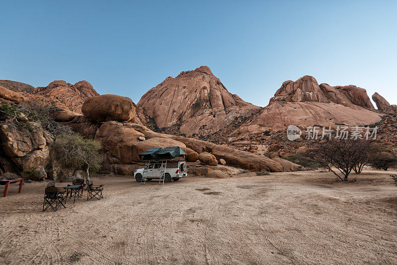 在斯皮兹科普，纳米比亚，非洲与越野汽车车顶帐篷露营
