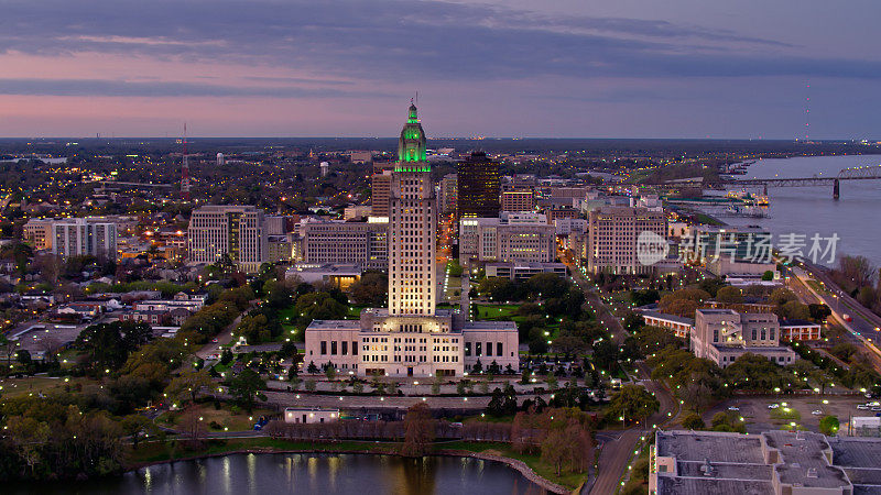 路易斯安那州国会大厦和巴吞鲁日市中心的鸟瞰图