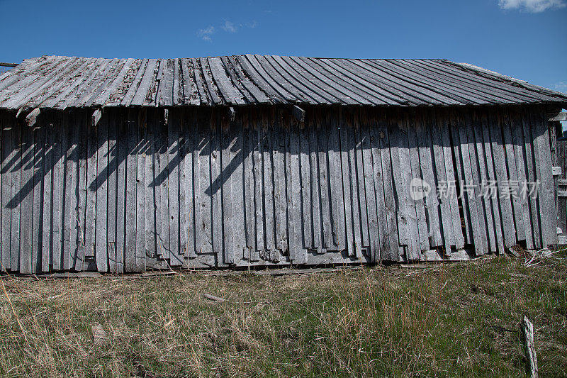 宅基地的谷仓仍在蒙大拿北部的牧场上