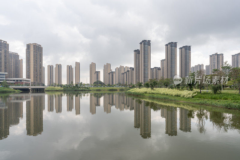 在阴天，湖水倒映着湖边的现代建筑