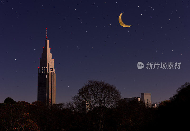 一轮新月从摩天大楼上空升起，星星点点
