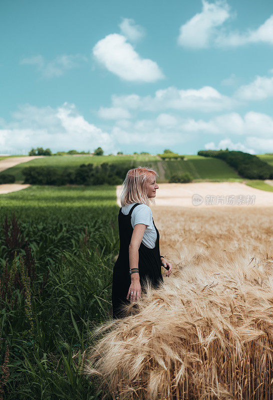 一位年轻女子站在两个人之间
不同颜色的田野