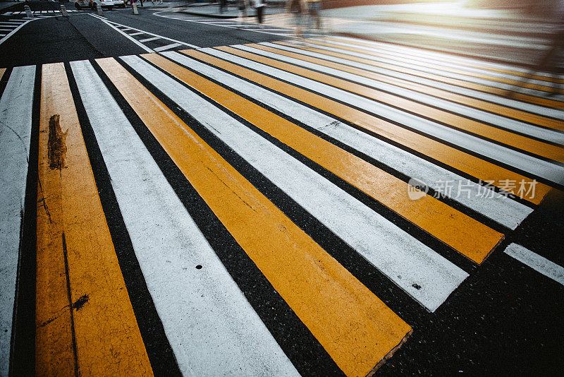 城市街道上空荡荡的人行横道