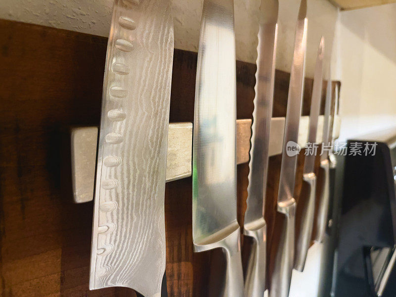 厨师刀的磁性壁挂式-家庭内部和周围常见的家庭元素照片系列