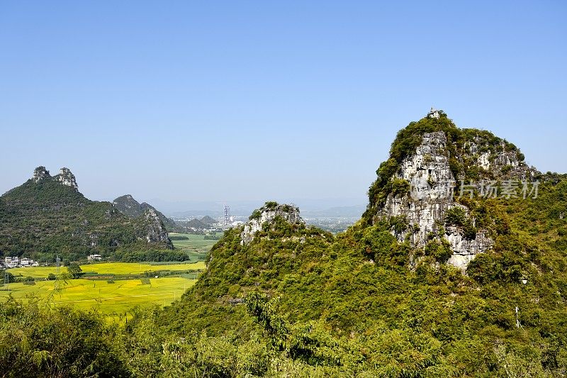 秋天的喀斯特山峰和农田