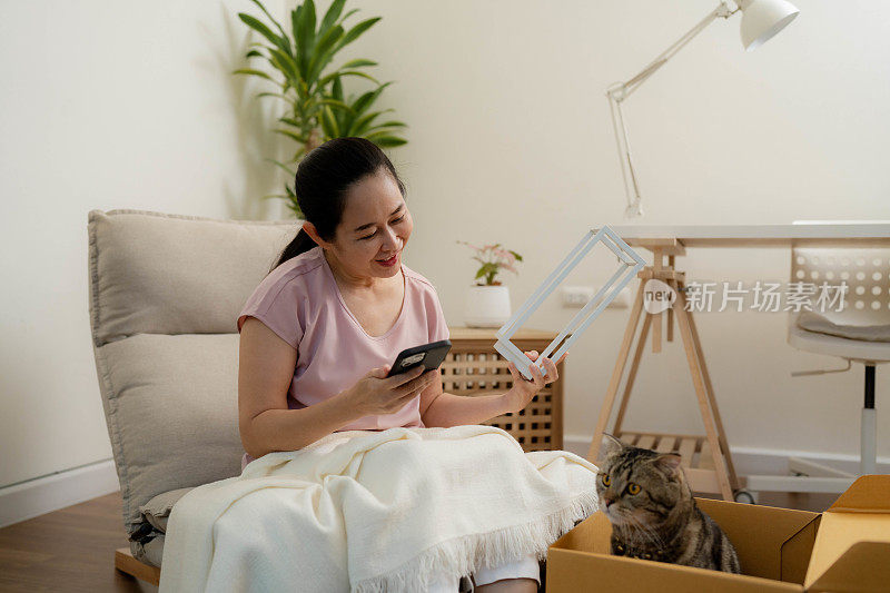 微笑的高级女性客户对快速的快递服务感到满意。