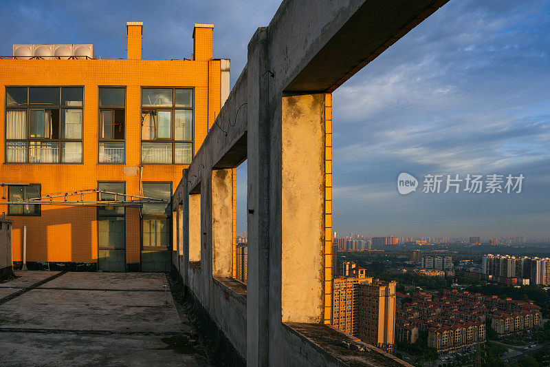 清晨，成都市上空乌云密布