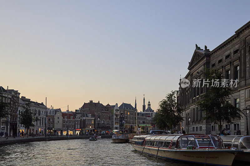 黄昏时分的阿姆斯特丹市中心运河街罗金的城市景观