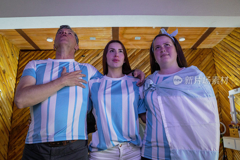 阿根廷球迷聚集在一起观看他们足球队的比赛