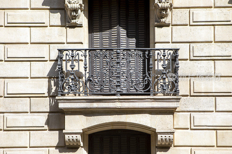 一座传统西班牙建筑的金属阳台和百叶窗