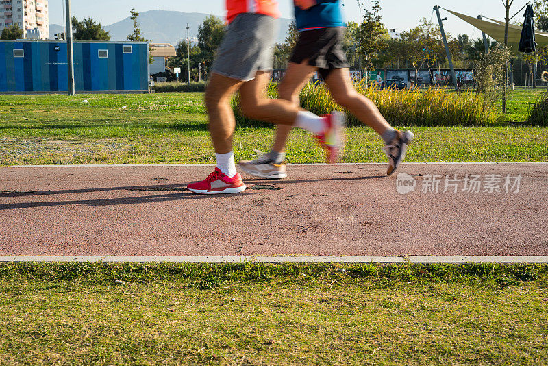 两名男子在慢跑健身横照