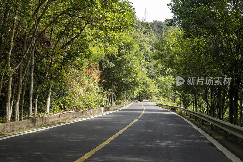 中国浙江山区的一条空旷蜿蜒的道路