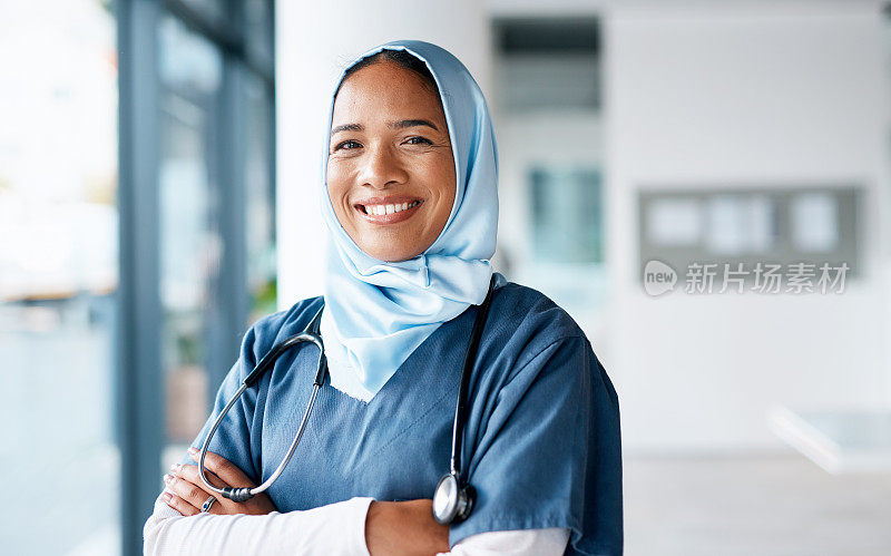 健康，快乐，微笑，护士肖像为健康，医疗和创新的医院。脸，视力和医学与穆斯林妇女和双臂交叉为医生，专家和手术