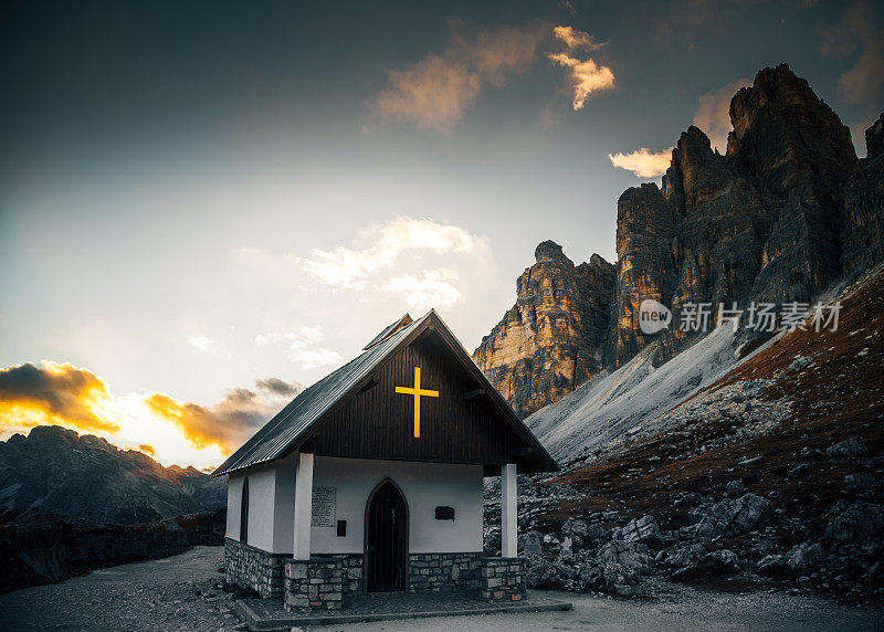 阿尔皮尼教堂是位于意大利白云石山脉的一座美丽的宗教纪念碑