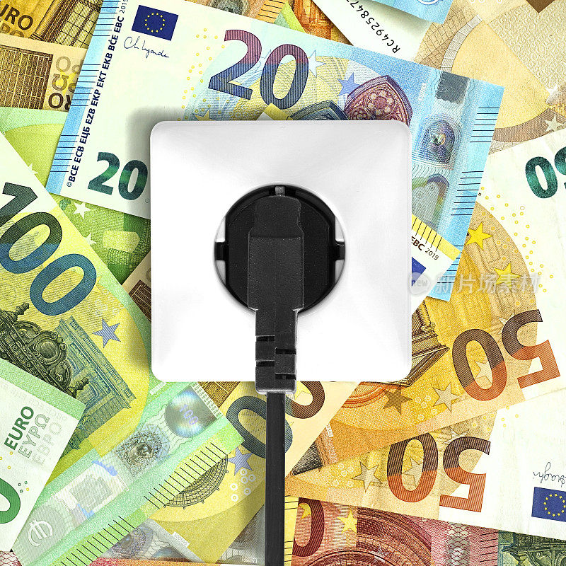 白色电源插座，背景为欧元纸币