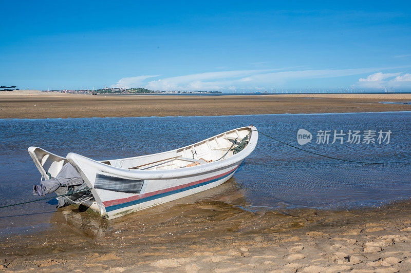 一条船停靠在海滩上