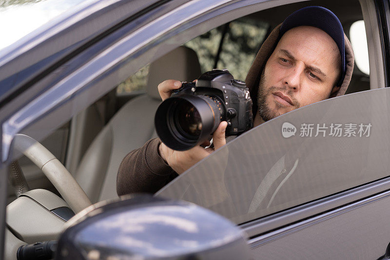 私家侦探带着相机从车里偷窥，用专业相机拍照