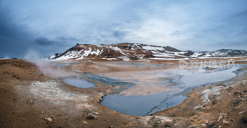 冰岛米瓦特湖东侧的Namafjall地热区。在这个地区，也被称为Hverir，有许多冒烟的喷气孔，沸腾的泥罐和硫磺晶体。