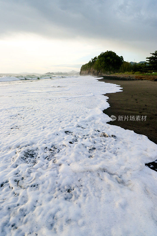 白色的海浪和黑色的沙滩