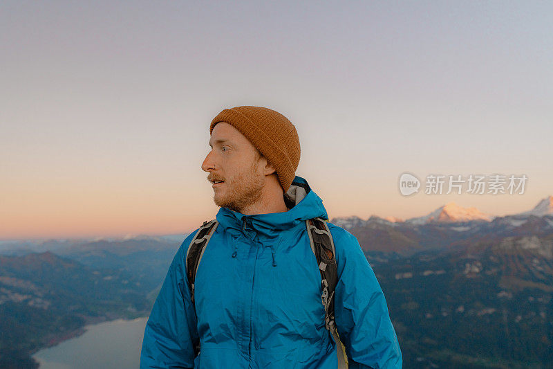 男子徒步旅行在瑞士阿尔卑斯山的背景