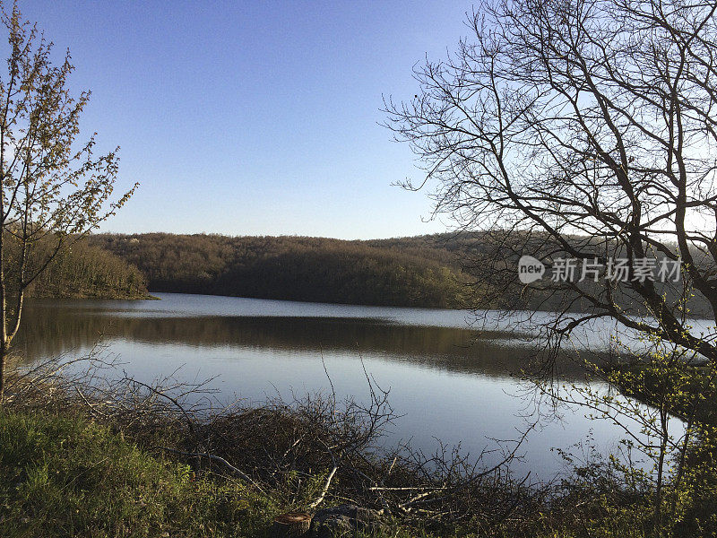 一个晴朗的日子里平静的湖