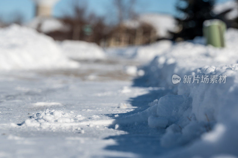 选择性聚焦地面视角的雪吹人行道部分与路径继续。