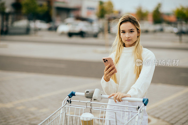 年轻女子在购物