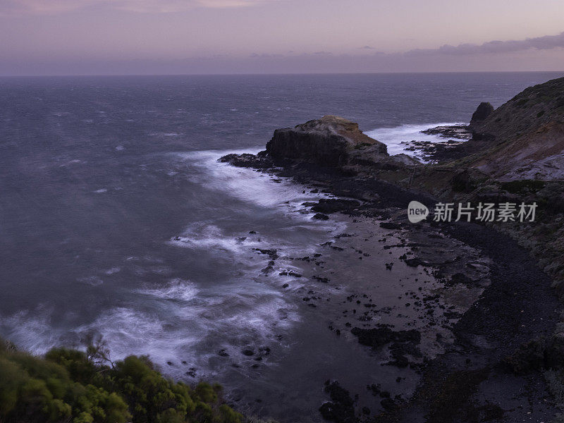 岩石海岸线和五颜六色的日落