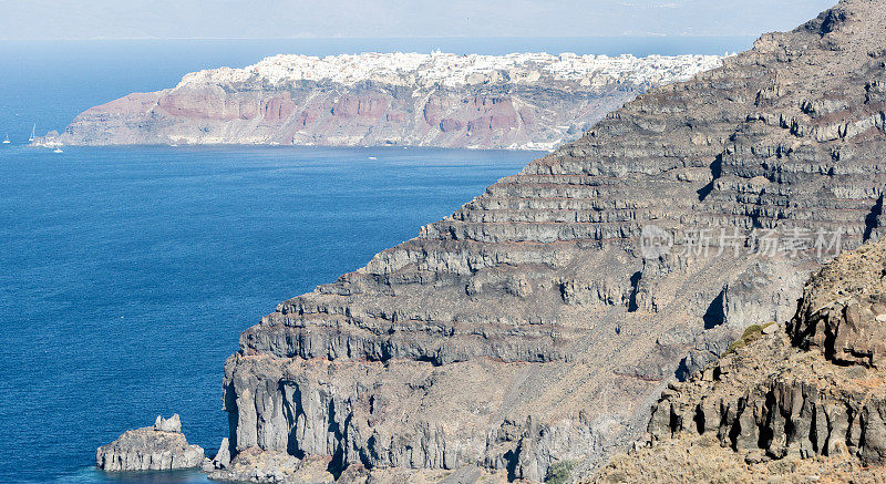 希腊南爱琴海群岛圣托里尼火山口上的伊亚岛