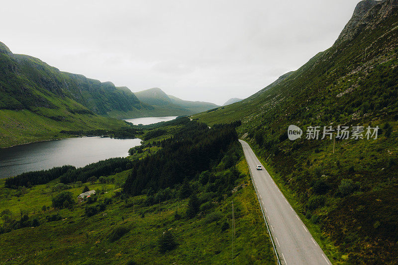 鸟瞰图，汽车行驶在挪威青山湖泊风景区的道路上