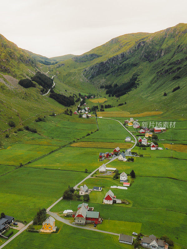 鸟瞰挪威霍德维克(hoddek)绿地上风景优美的山村