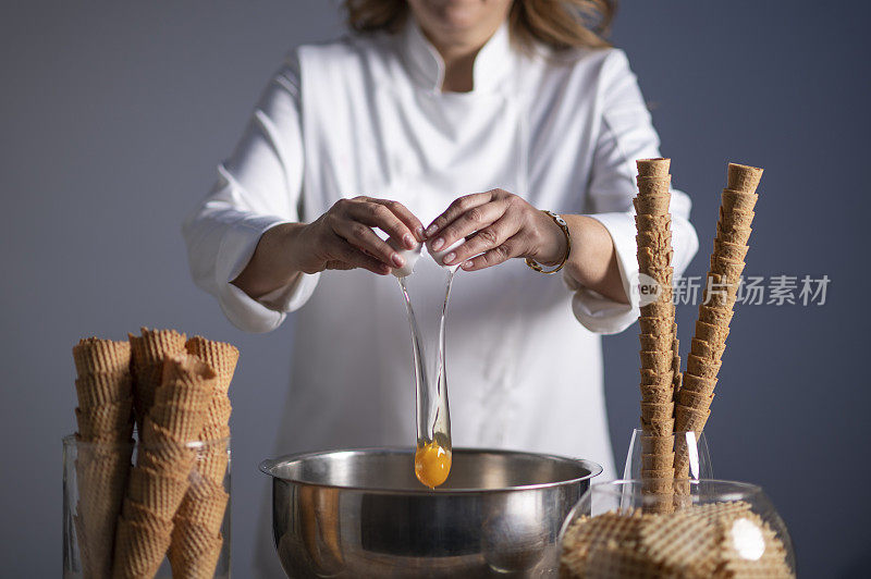 女厨师打鸡蛋，做蛋卷冰淇淋