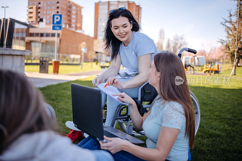 残疾大学生花时间和朋友在外面学习