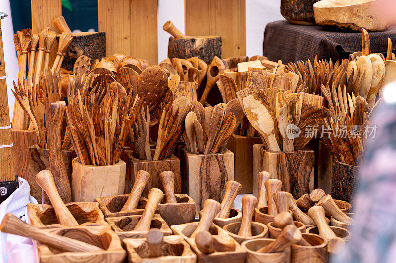 露天市场出售的橄榄木厨具