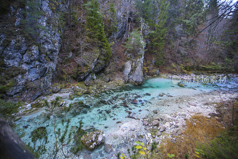 塔维西奥附近的斯里扎河峡谷