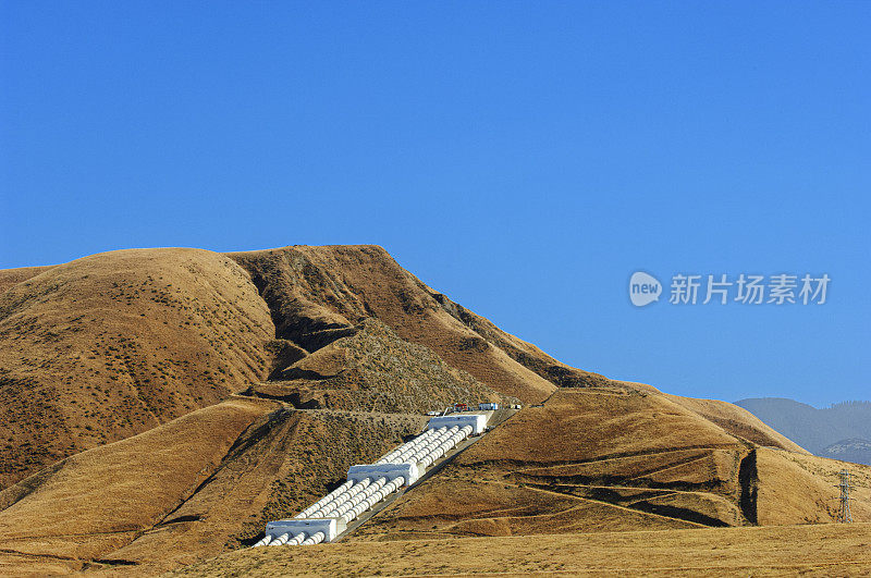 加州海岸山脉和渡槽的夏季景观